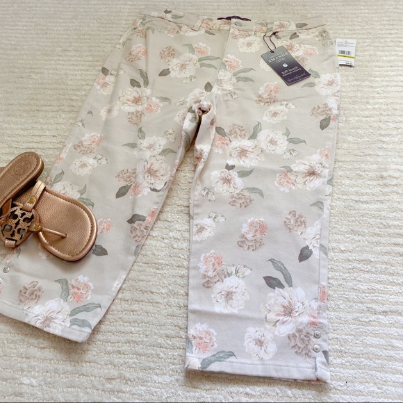 NWT Gloria Vanderbilt floral denim Amanda capris - Picture 3 of 13